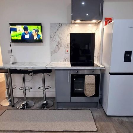2 Bed Cosy Flat Close To Bus & Tube Station London Ngoại thất bức ảnh
