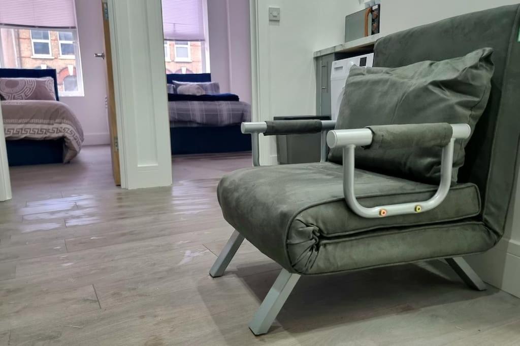 2 Bed Cosy Flat Close To Bus & Tube Station London Ngoại thất bức ảnh