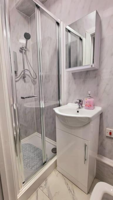 2 Bed Cosy Flat Close To Bus & Tube Station London Ngoại thất bức ảnh