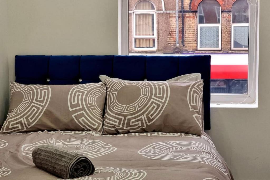 2 Bed Cosy Flat Close To Bus & Tube Station London Ngoại thất bức ảnh